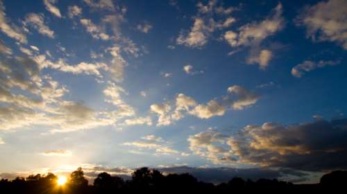 Αστατος καιρός με λίγες τοπικές βροχές και αφρικανική σκόνη