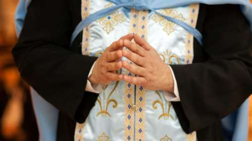 Χωρισμένος παπάς πέταξε τα ράσα για τον έρωτα στη Φθιώτιδα