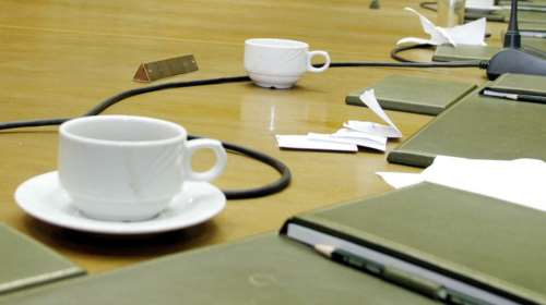 Επεισόδιο στο καφενείο της Βουλής με βουλευτή και «συνεργάτη»