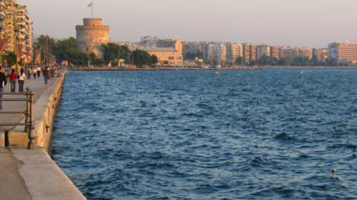 Βούτηξε μεσάνυχτα στον Θερμαϊκό για να σώσει ηλικιωμένο