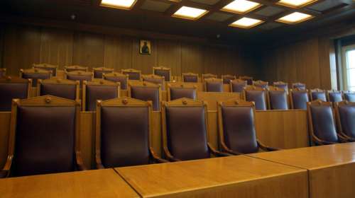 Έκρηξη δικαστών ΣτΕ: Η ωμή βία υπονομεύει τη δημοκρατία