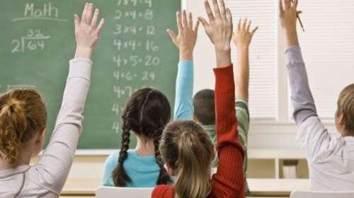 Μηνύσεις για δημοσιεύματα ότι &quot;δασκάλα ήθελε να ντύσει τα αγόρια κορίτσια»