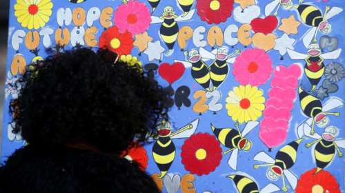 Έναν χρόνο μετά, ενός λεπτού σιγή για τα θύματα της επίθεσης στο Μάντσεστερ