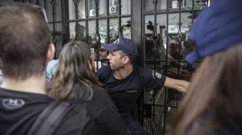 Ένταση σε συμβολαιογραφείο για τους πλειστηριασμούς (Εικόνες)