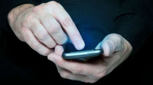 Απόστρατος αστυνομικός εκβίαζε γυναίκα με άσεμνες φωτογραφίες