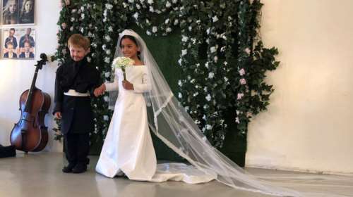 Ο μικρός πρίγκιπας Χάρι και η νύφη του στην πιο γλυκιά αναπαράσταση