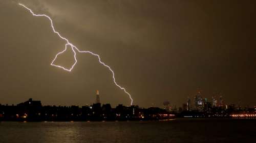 Βρετανία: Μπλακ άουτ από 64.000 κεραυνούς! Χάος στο Στάνστεντ (φωτό)