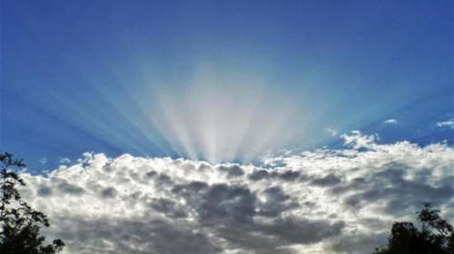 Αγίου Πνεύματος με νεφώσεις και τοπικές καταιγίδες