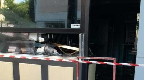 Έκλεψαν κατάστημα στο Περιστέρι και μετά του έβαλαν φωτιά