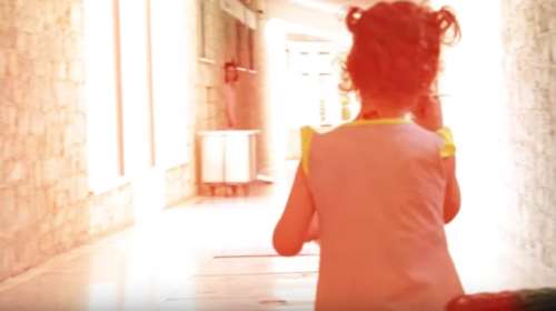 Νέο σποτ του Μαξίμου για το ν/σ για την αναδοχή και την υιοθεσία