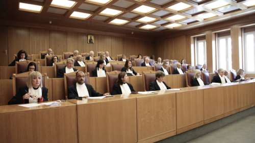 Στα πολιτικά δικαστήρια η απόφαση για το επώνυμο παιδιού ομόφυλης μητέρας