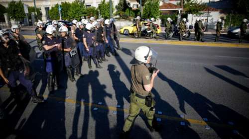 Συγκέντρωση έξω από το Μέγαρο Μουσικής κατά της γενικής συνέλευσης του ΣΕΒ