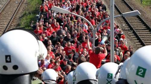 Γερμανία: Οπαδοί ομάδας εμφανίστηκαν με κουκούλες της Κου Κλουξ Κλαν!