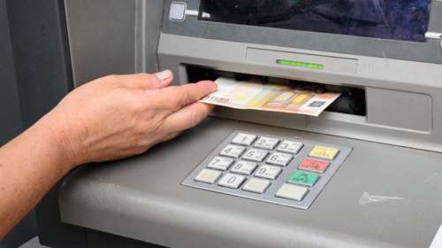 Capital controls: Στις €5.000 το μήνα αυξάνονται οι αναλήψεις