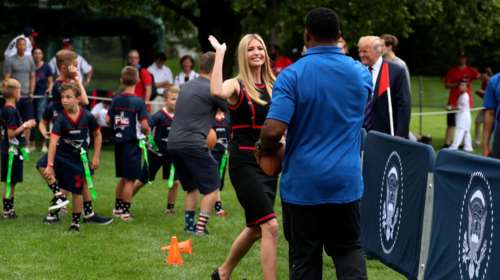 Τα νεύρα της Μελάνια στο κρεβάτι και το απίθανο Gucci φόρεμα της Ιβάνκα