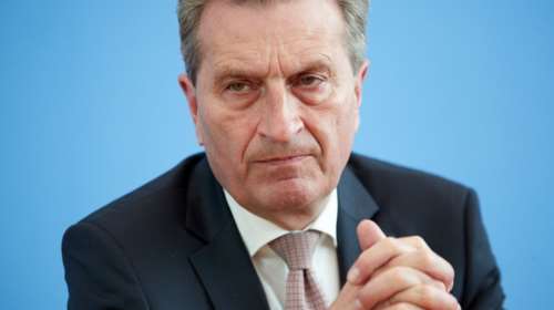 H Le Monde &quot;σφάζει με το μπαμπάκι&quot; τον επίτροπο Ετινγκερ