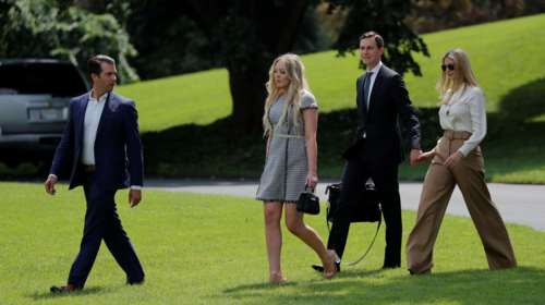 Τι συμβαίνει με τη Μελάνια; Oι Τραμπ έφυγαν διακοπές χωρίς την Πρώτη Κυρία