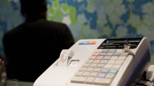 ΑΑΔΕ: Με φορολογικές παραβάσεις μια στις δύο επιχειρήσεις