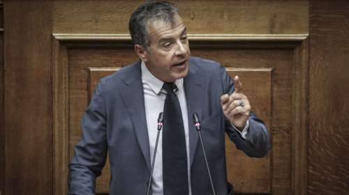 Θεοδωράκης κατά Τόσκα: «Υπουργείο προστασίας... κουκουλοφόρων»