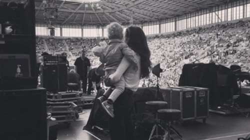 O Τζάγκερ σε παγκόσμια περιοδεία μαζί με τον 18μηνο γιο του