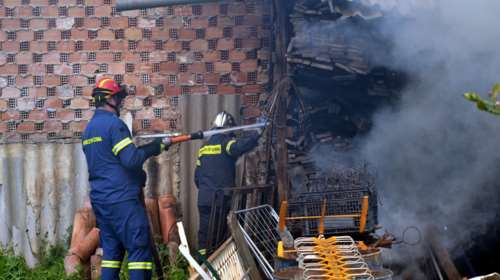 Μυτιλήνη: Κινδύνεψαν σπίτια στο κέντρο από φωτιά σε παλιά οικία