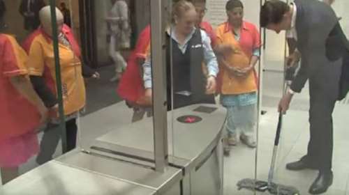 Ο Ολλανδός πρωθυπουργός έχυσε τον καφέ του και καθάρισε! (βίντεο)