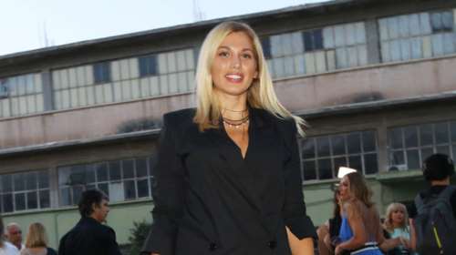 Η Σπυροπούλου ανέβασε την ίδια φωτογραφία με μαγιό, με και χωρίς ρετούς