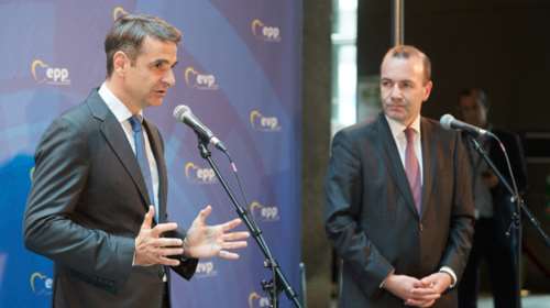 Η φανέλα-έκπληξη που έκανε δώρο ο Βέμπερ στον Μητσοτάκη -vid