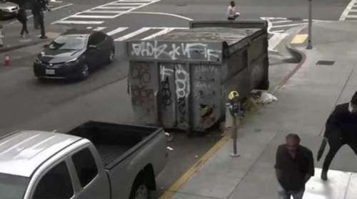 Αδιανόητο: Περαστικός στο Σαν Φρανσίσκο κλωτσά άστεγο στο κεφάλι