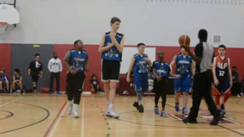 12χρονος Kαναδός με ύψος 2.13μ. τρελαίνει τον μπασκετόκοσμο -βίντεο