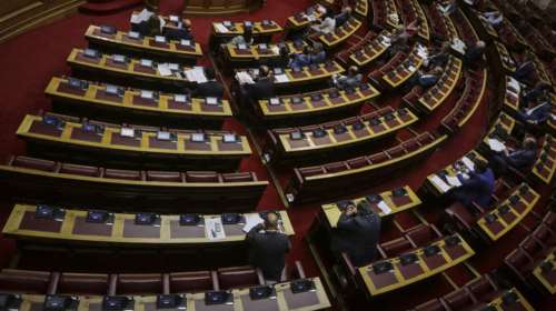 Πολυνομοσχέδιο: Τι λέει για συντάξεις, κατώτατο μισθό, αδήλωτη εργασία