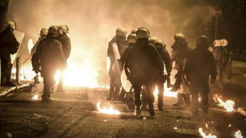 Νέα σημεία αντιπαράθεσης ΜΑΤ και κουκουλοφόρων στην Αθήνα;