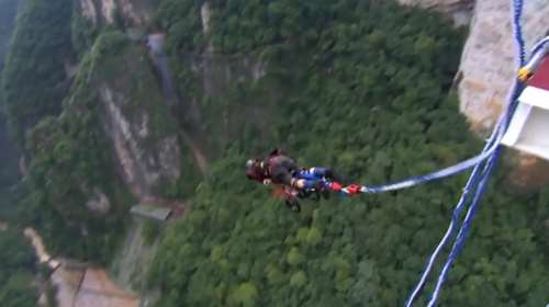 Το πιο παράτολμο bungee jumping από ύψος 260 μέτρων