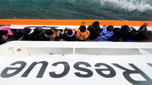 Μετωπική σύγκρουση Μάλτας-Ιταλίας για πλοίο με 600 μετανάστες