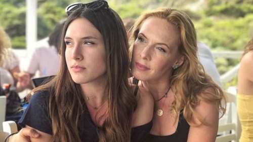 Η Εβελίνα Παπούλια για γυρίσματα στην Σκόπελο με την όμορφη κόρη της [φωτο]