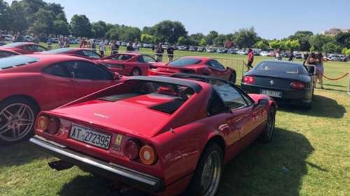 Περισσότερες από 30 κόκκινες και μαύρες Ferrari στη Σπιανάδα