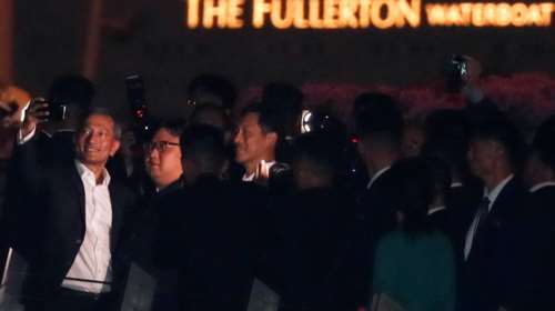 Η νυχτερινή βόλτα του Κιμ στη Σιγκαπούρη