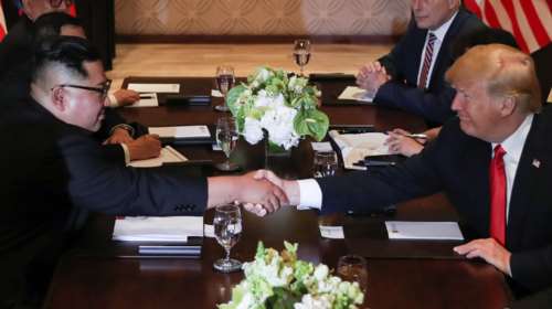 Η χειραψία Τραμπ-Κιμ στο ξενοδοχείο Capella