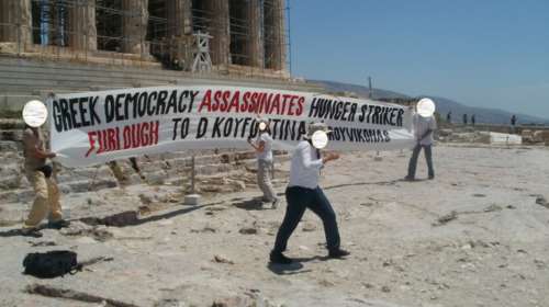 Πανό Ρουβίκωνα στον Παρθενώνα σε ένδειξη αλληλεγγύης στον Δ. Κουφοντίνα