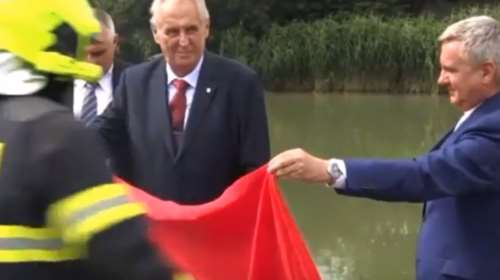 Τσεχία: Ο πρόεδρος Ζέμαν έκαψε ένα ανδρικό εσώρουχο μπροστά στα ΜΜΕ