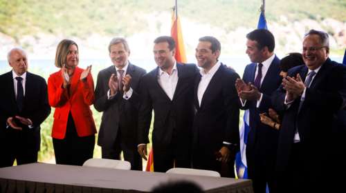 Ξένα ΜΜΕ: «Ιστορική συμφωνία Ελλάδας - Βόρειας Μακεδονίας»