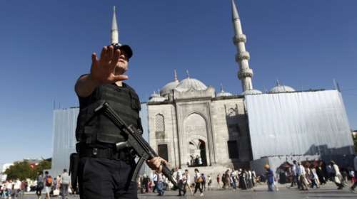 Τουρκία: Η κακοποίηση ενός κουταβιού στην πολιτική ατζέντα