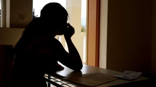 Σε αργία καθηγητής Λυκείου για σεξουαλικά υπονοούμενα &amp; σεξιστικά σχόλια