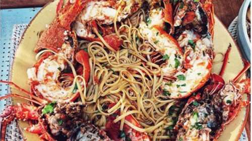 Ποια σταρ του Χόλιγουντ τρώει αστακομακαρανάδα στη Σκιάθο;