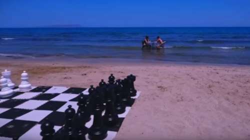 Μια δροσερή παρτίδα σκακιού μέσα στη θάλασσα