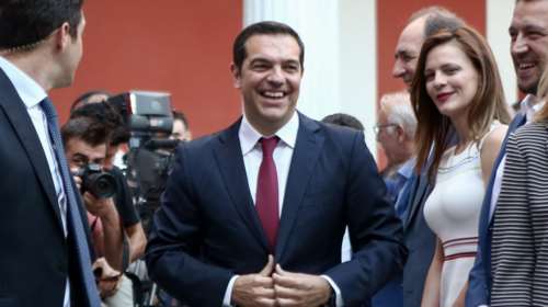 Η κόκκινη γραβάτα του πρωθυπουργού - Φωτογραφίες