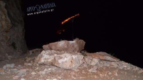 Τεράστιοι βράχοι αποκολλήθηκαν στο Ναύπλιο ΕΙΚΟΝΕΣ