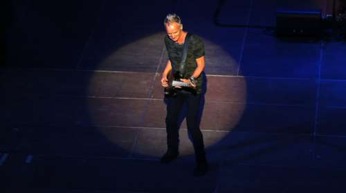 Στινγκ για μεταναστευτικό: Μας δείξατε πώς να γίνουμε και πάλι πολιτισμένοι