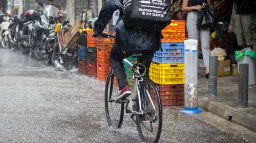 Ισχυρή καταιγίδα και κεραυνοί στην Αττική-Η πρόγνωση για τις επόμενες ώρες