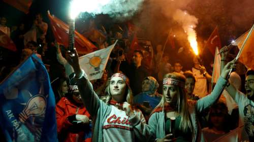 Ξέφρενοι πανηγυρισμοί των ψηφοφόρων του Eρντογάν